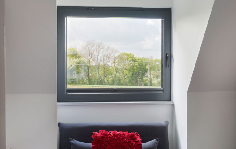 Aluminium casement window