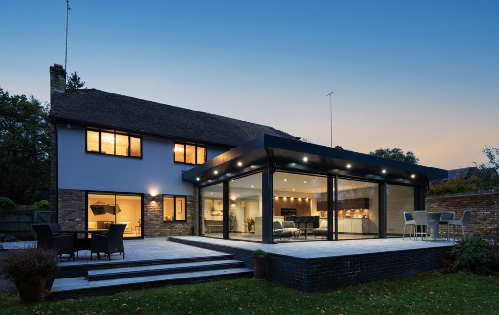 Glass walls open up garden extension